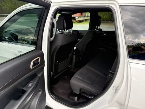 Used 2017 Jeep Grand Cherokee Laredo w/ Quick Order Package 23E AWD/4WD image 8