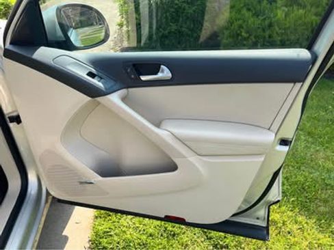 Used 2010 Volkswagen Tiguan SE image 15