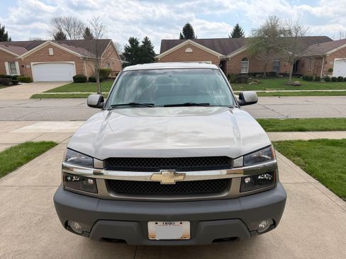 Used 2002 Chevrolet Avalanche 4x4 w/ Off-Road Suspension Pkg image 2