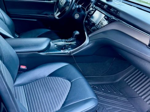 Used 2020 Toyota Camry SE image 9