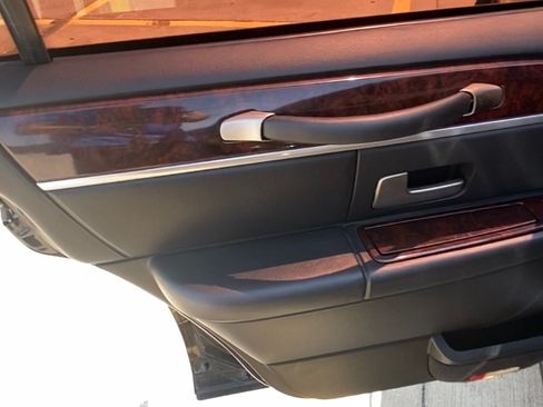 Used 2011 Lincoln Town Car Signature Limited image 10