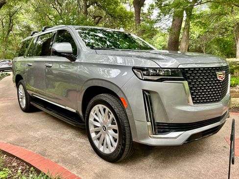 Used 2023 Cadillac Escalade ESV Luxury RWD image 1