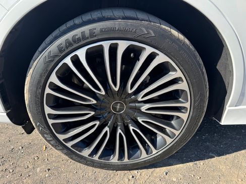 Used 2023 Lincoln Aviator Black Label w/ Dynamic Handling Package image 4