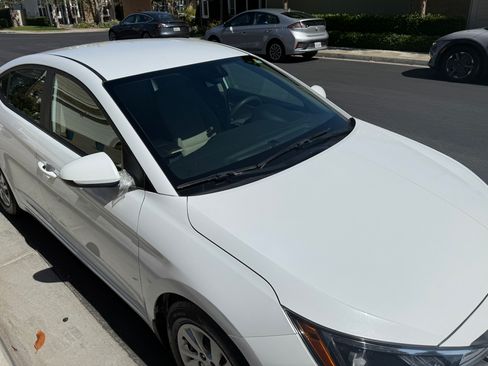 Used 2020 Hyundai Elantra SE FWD image 2