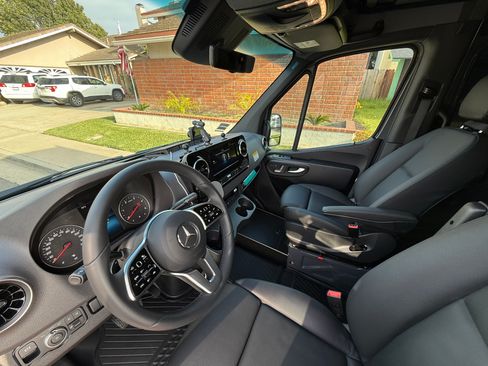 Used 2024 Mercedes-Benz Sprinter 2500 image 14