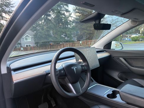 Used 2021 Tesla Model Y Long Range image 5