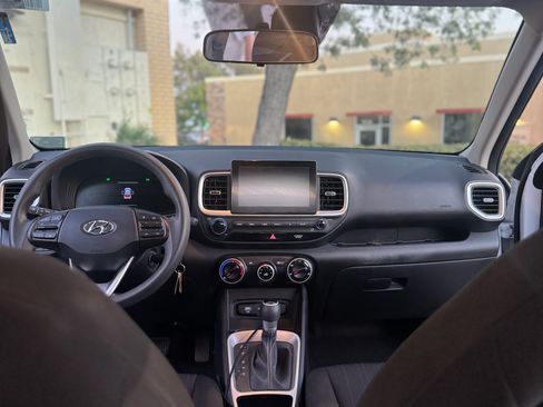Used 2024 Hyundai Venue SE FWD image 5