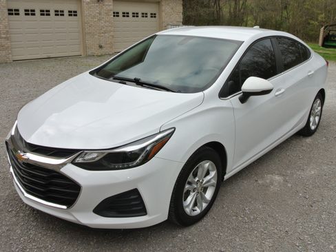 Used 2019 Chevrolet Cruze LT image 4