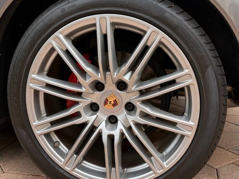 Used 2014 Porsche Cayenne GTS image 4