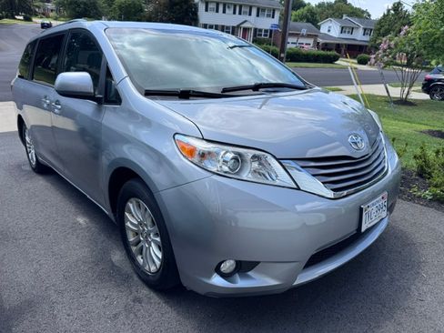 Used 2017 Toyota Sienna XLE w/ XLE Navigation Package FWD image 1
