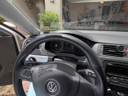 Used 2013 Volkswagen Jetta SE FWD image 1