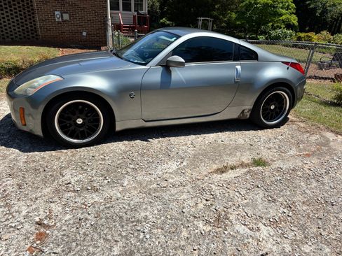 Used 2005 Nissan 350Z Touring w/ (N93) Cargo Convenience Pkg RWD image 2