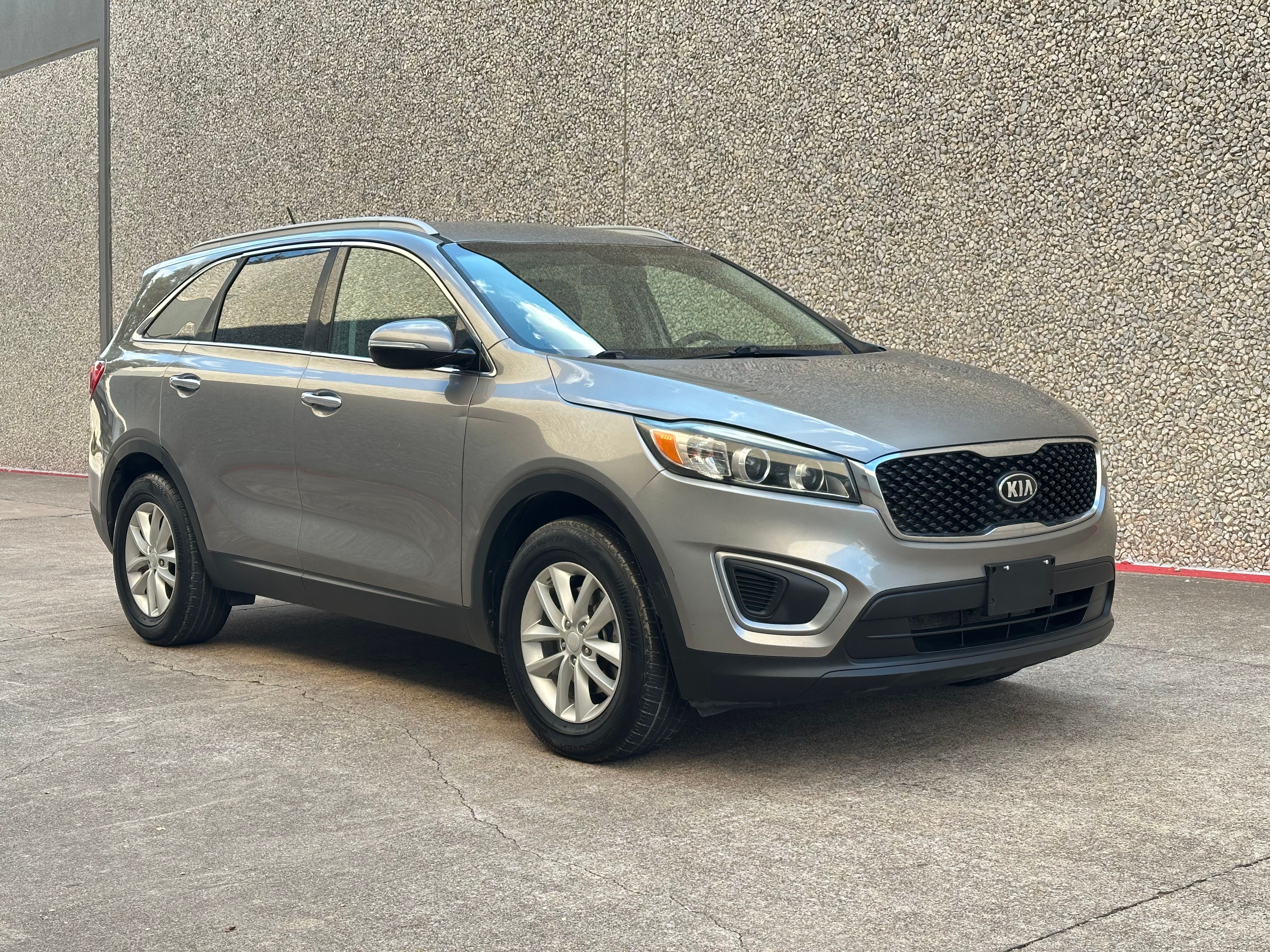 Used 2017 Kia Sorento FWD image 2