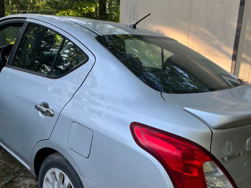 Used 2015 Nissan Versa SV FWD image 5