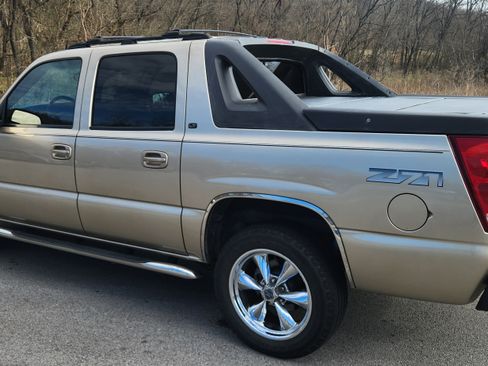 Used 2005 Chevrolet Avalanche Z71 w/ Sun And Sound Package image 4
