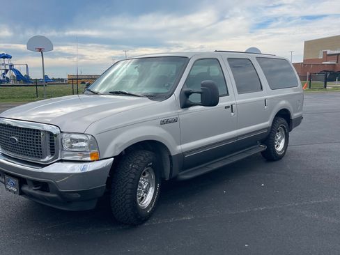 Used 2002 Ford Excursion XLT RWD image 1