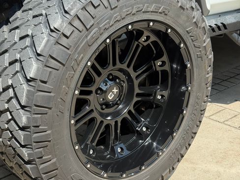 Used 2018 Jeep Wrangler Unlimited Sahara w/ Uconnect 4C Nav & Sound Group image 11