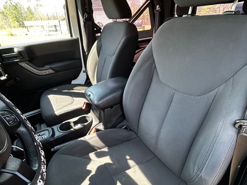 Used 2016 Jeep Wrangler Sport w/ Connectivity Group AWD/4WD image 17