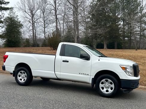 Used 2017 Nissan Titan S image 5
