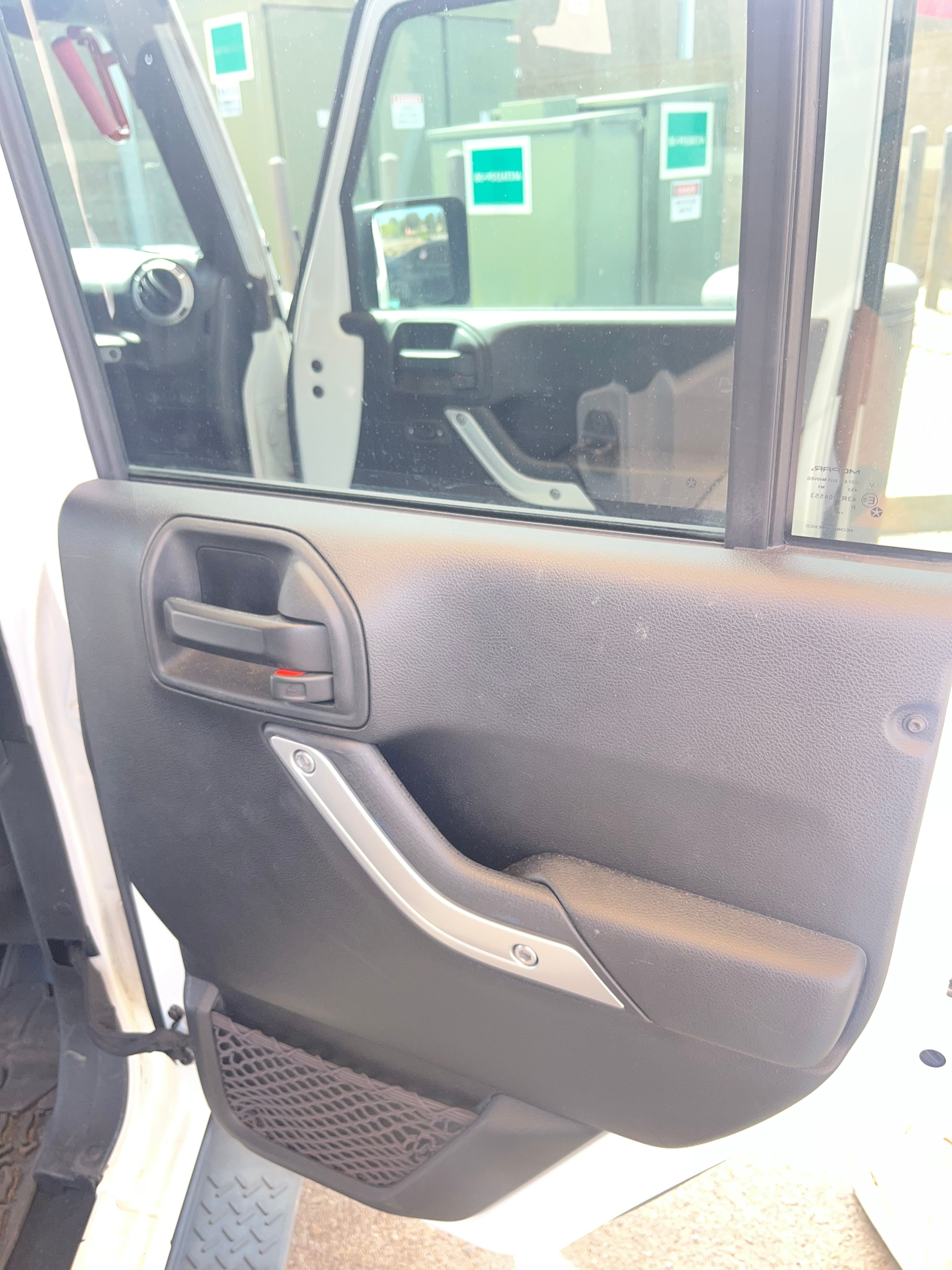 Used 2017 Jeep Wrangler Unlimited Sahara w/ Connectivity Group AWD/4WD image 18