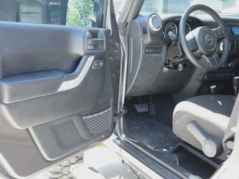 Used 2016 Jeep Wrangler Unlimited Rubicon AWD/4WD image 16