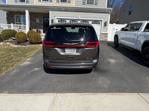 Used 2022 Chrysler Pacifica Touring-L image 6