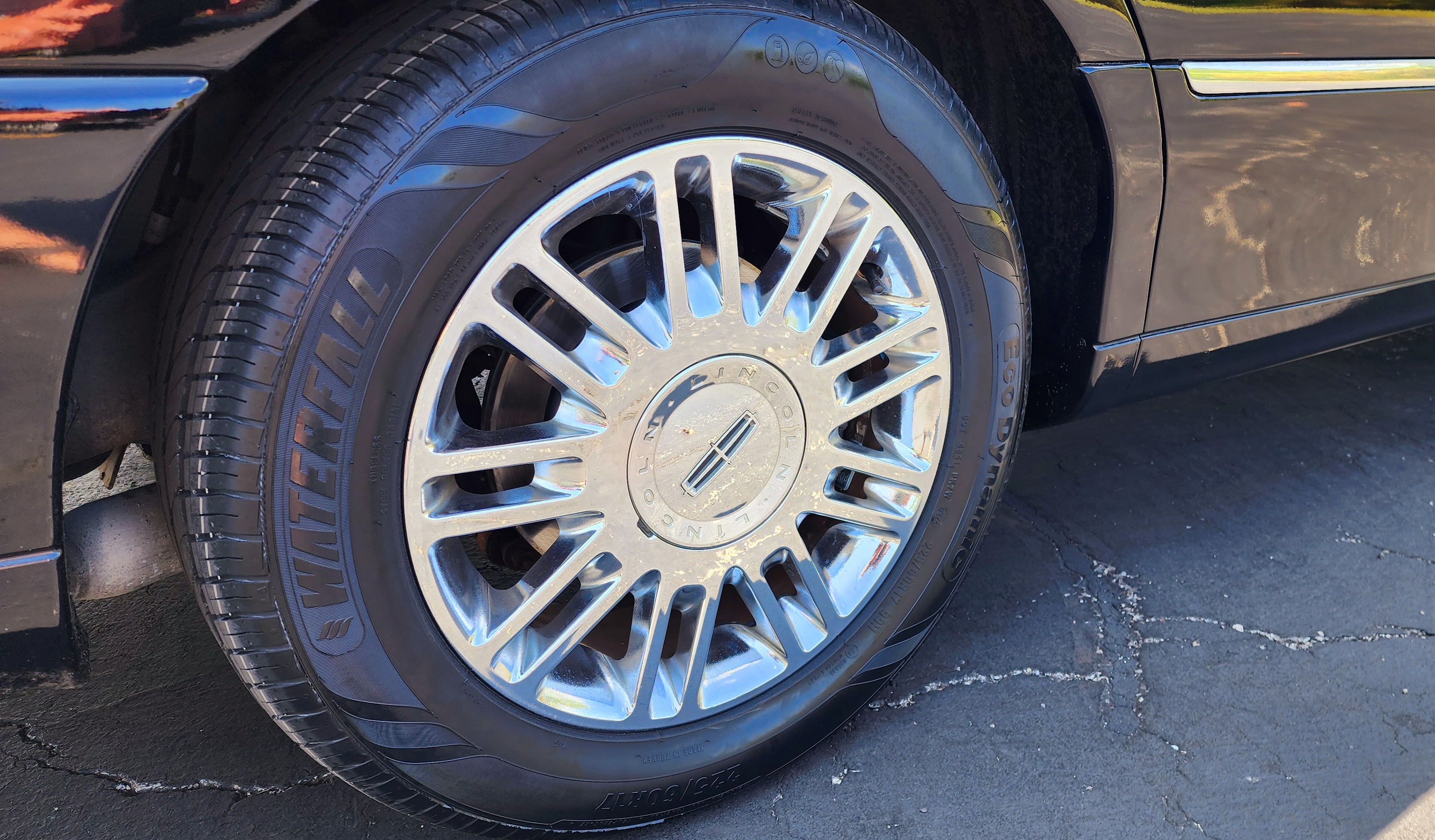 Used 2010 Lincoln Town Car Signature Limited RWD image 17