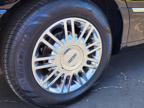 Used 2010 Lincoln Town Car Signature Limited image 17