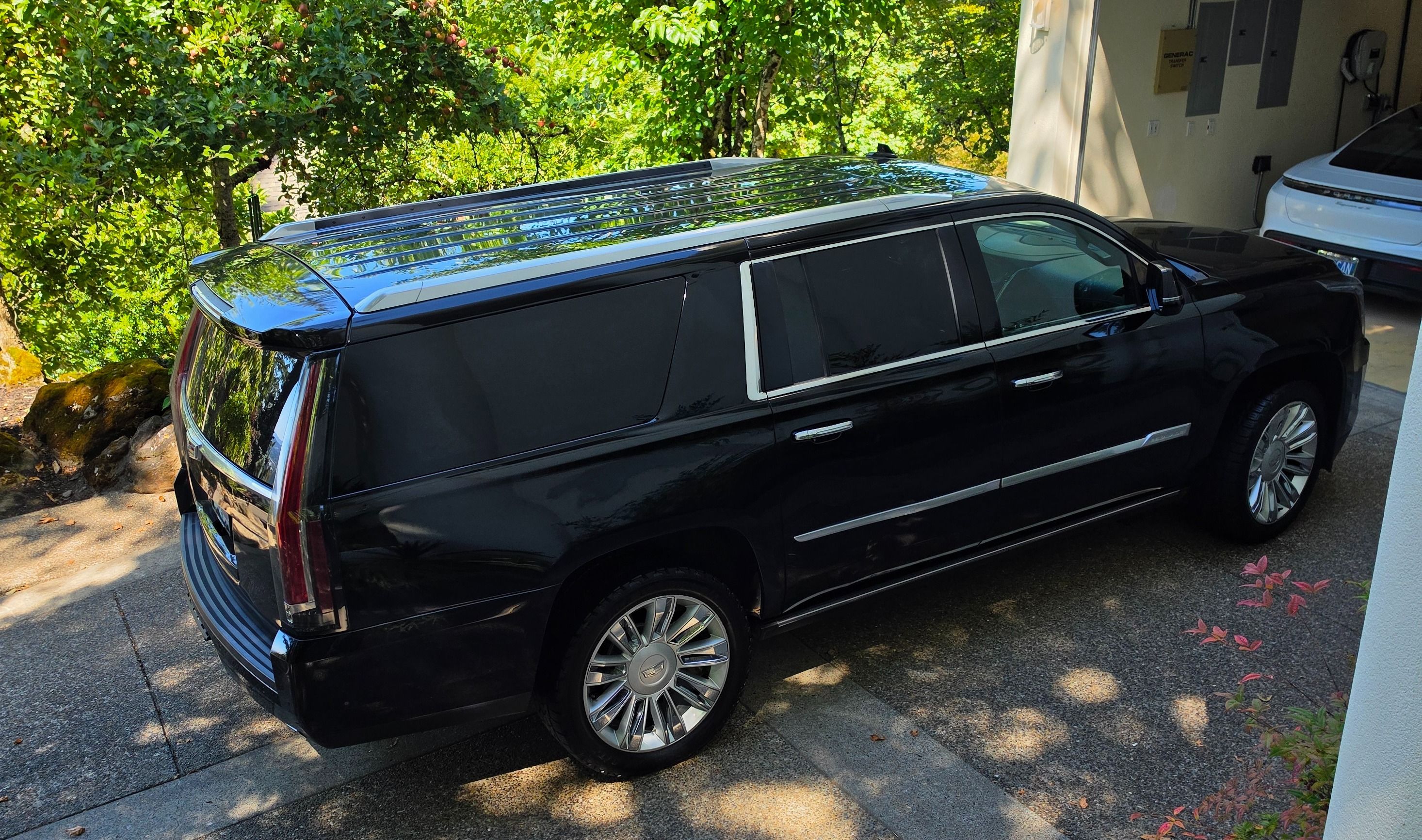 Used 2018 Cadillac Escalade ESV Platinum AWD/4WD image 12