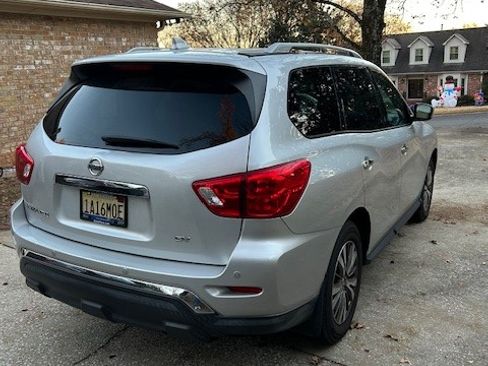 Used 2019 Nissan Pathfinder SV image 2