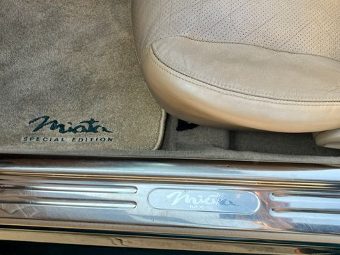 Used 2001 MAZDA MX-5 Miata RWD image 18