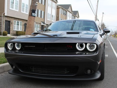 Used 2018 Dodge Challenger R/T Scat Pack w/ Leather Interior Group RWD image 2