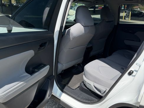 Used 2022 Toyota Highlander LE image 9