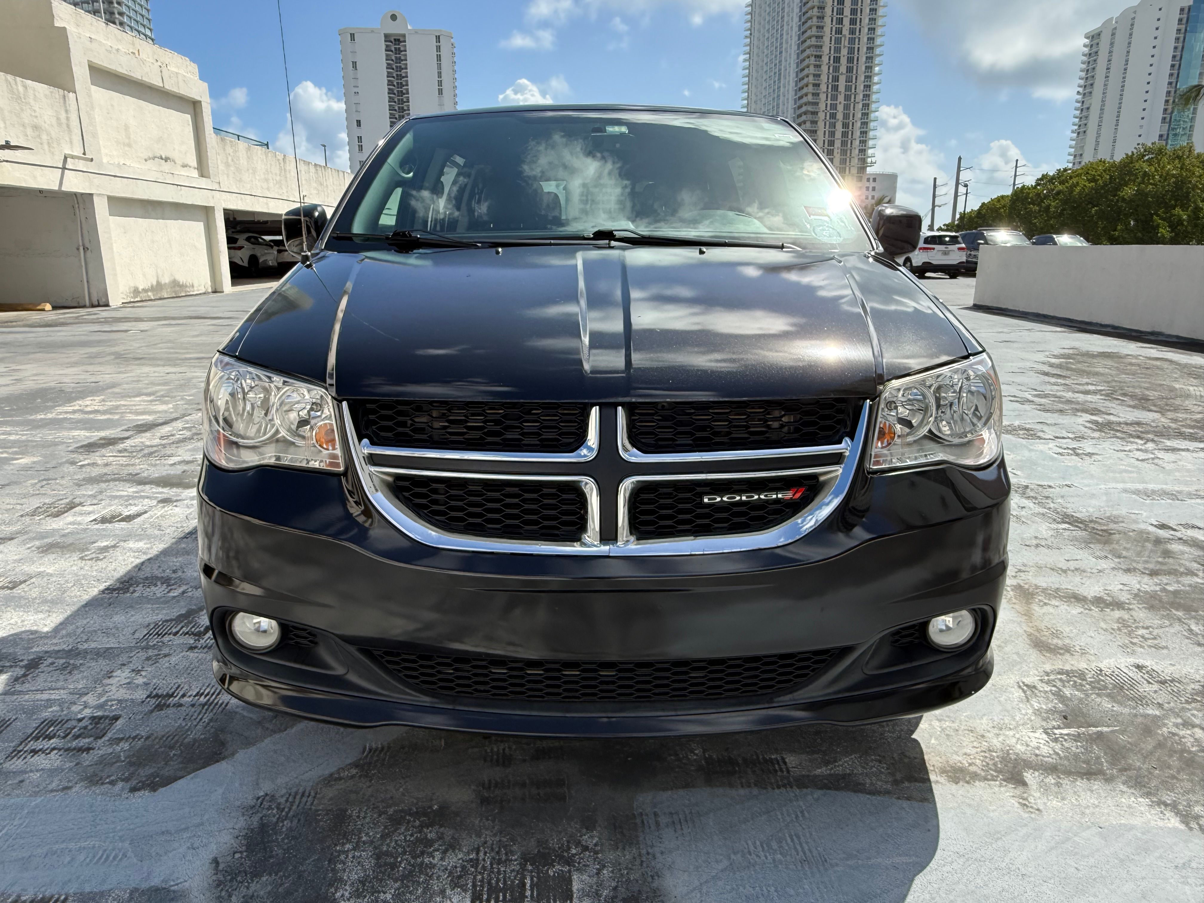 Used 2018 Dodge Grand Caravan SXT FWD image 2