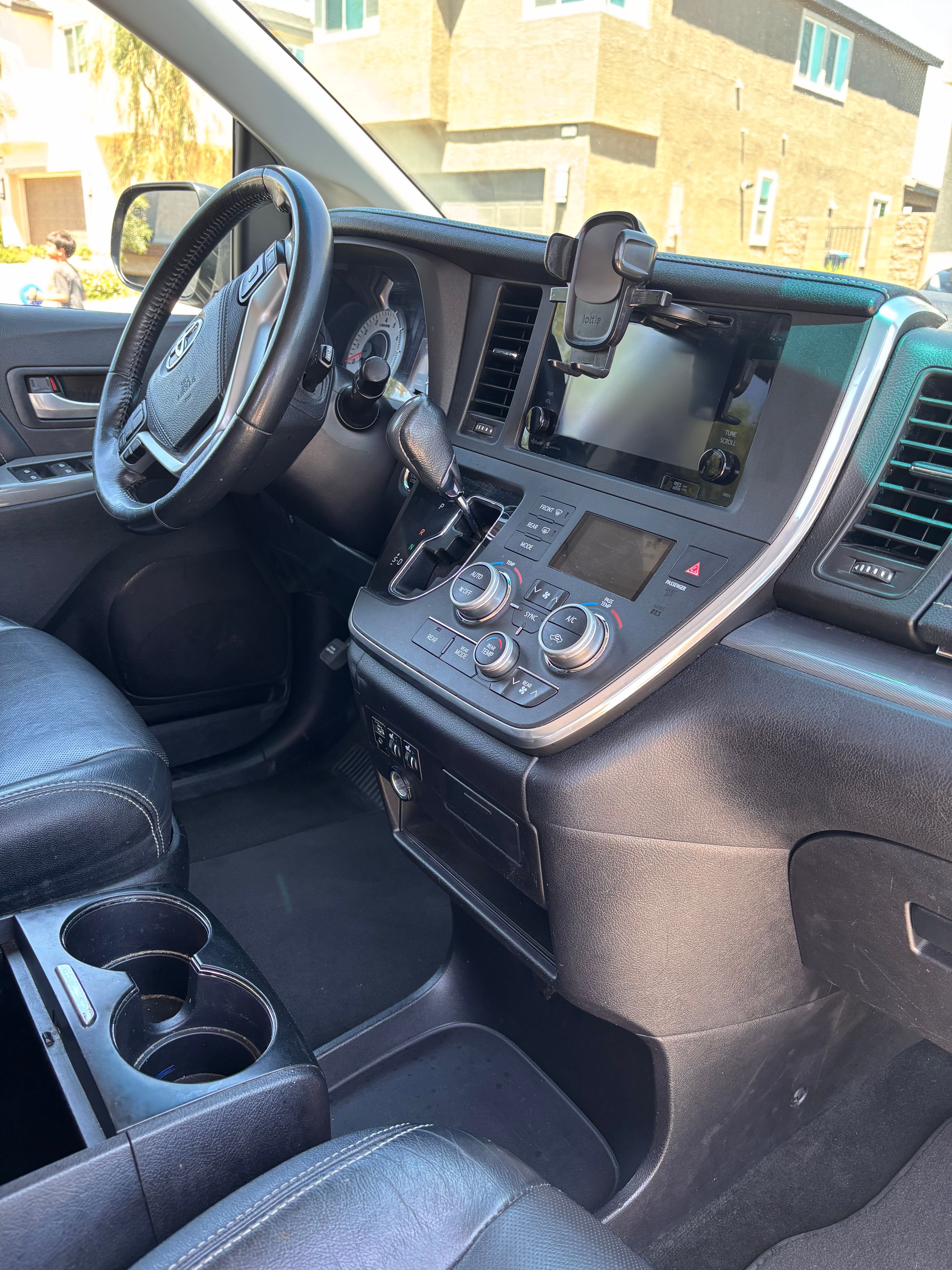 Used 2015 Toyota Sienna SE w/ SE Preferred Package FWD image 8