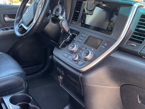 Used 2015 Toyota Sienna SE w/ SE Preferred Package FWD image 8