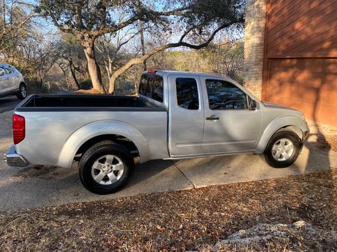 Used 2010 Nissan Frontier SE w/ SE Value Truck Pkg image 2