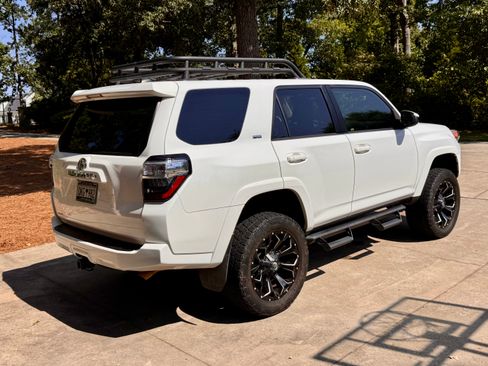 Used 2018 Toyota 4Runner SR5 AWD/4WD image 10
