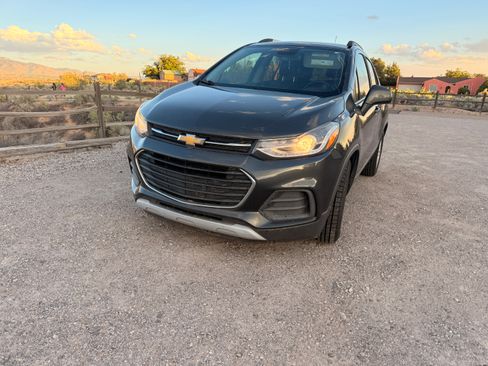 Used 2018 Chevrolet Trax LT w/ LT Convenience Package FWD image 1