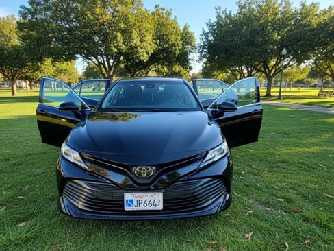 Used 2018 Toyota Camry LE image 1