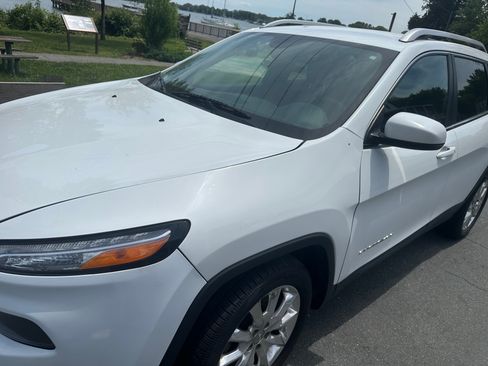 Used 2017 Jeep Cherokee Limited FWD image 2