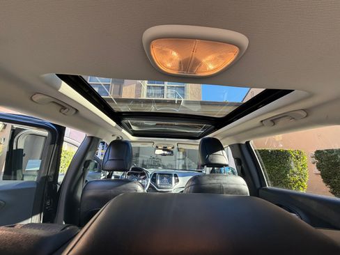 Used 2016 Jeep Cherokee Overland image 11