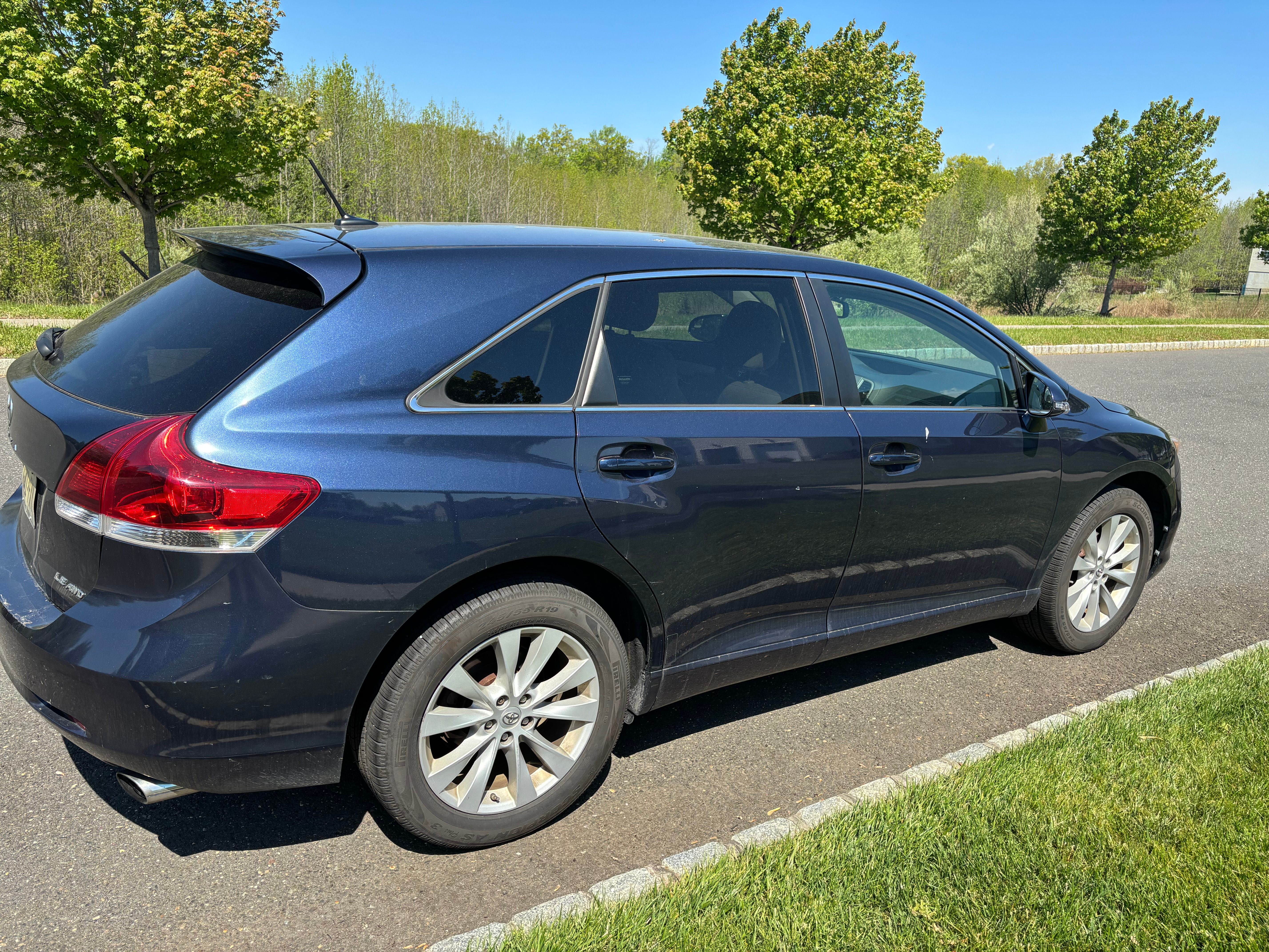 Used 2015 Toyota Venza LE AWD/4WD image 2
