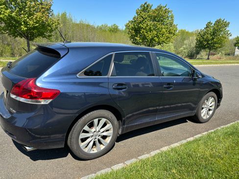 Used 2015 Toyota Venza LE AWD/4WD image 2