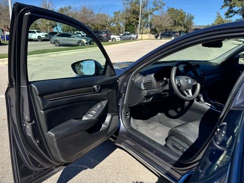 Used 2019 Honda Accord EX image 17