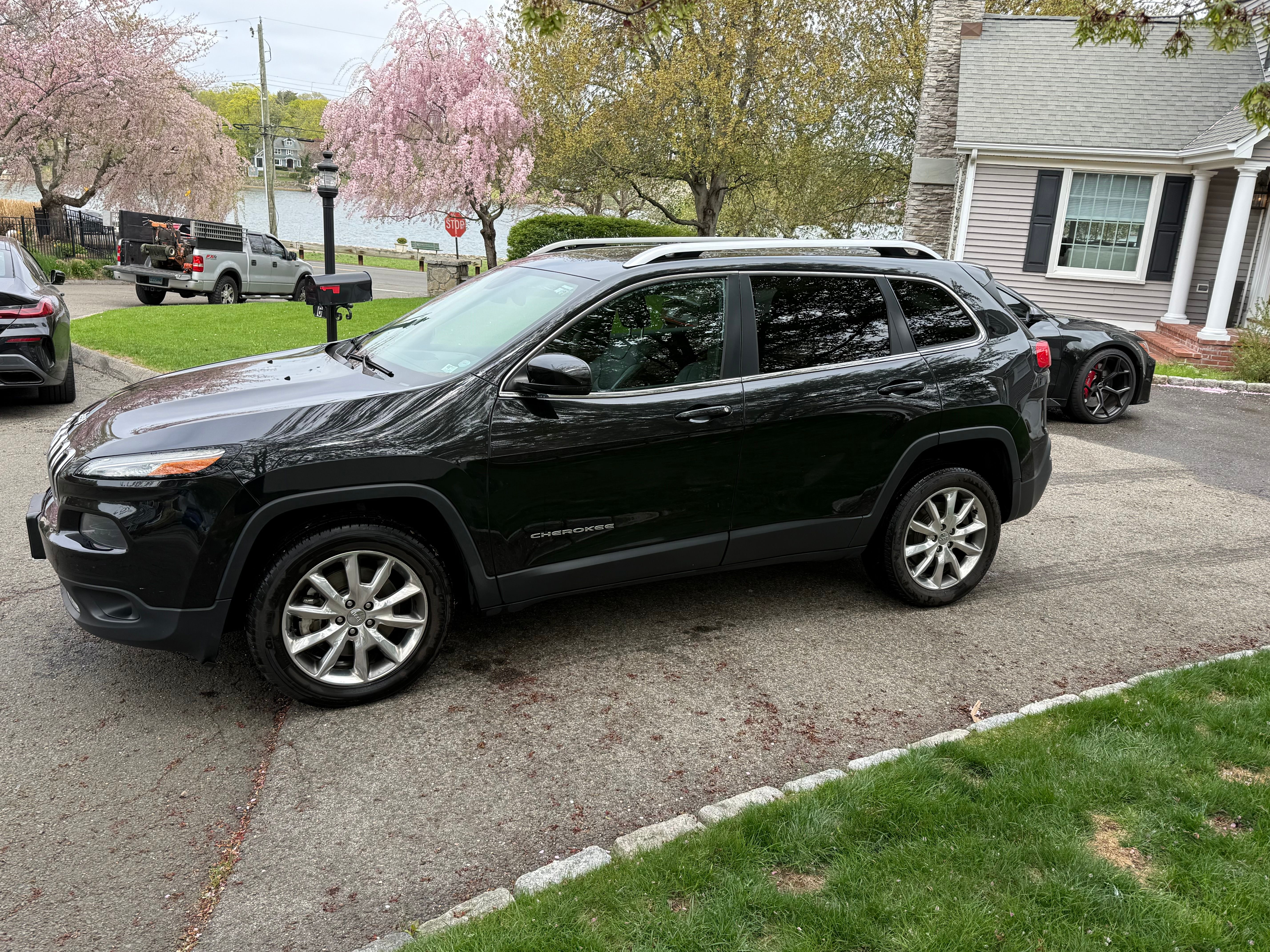 Used 2014 Jeep Cherokee Limited w/ Luxury Group AWD/4WD image 2