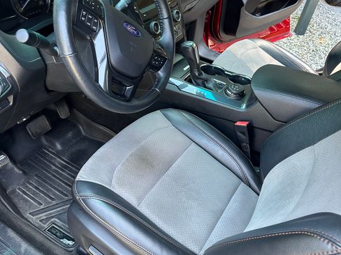 Used 2017 Ford Explorer XLT w/ Equipment Group 202A AWD/4WD image 10