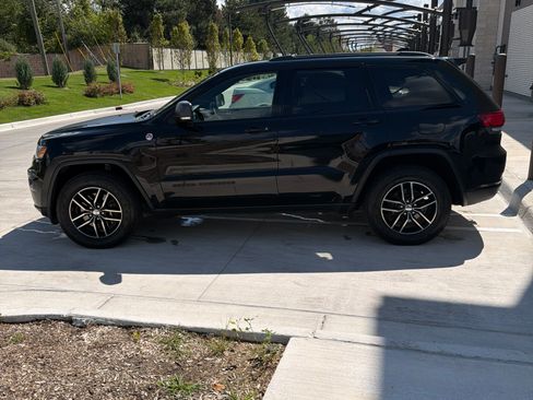 Used 2017 Jeep Grand Cherokee Trailhawk AWD/4WD image 4