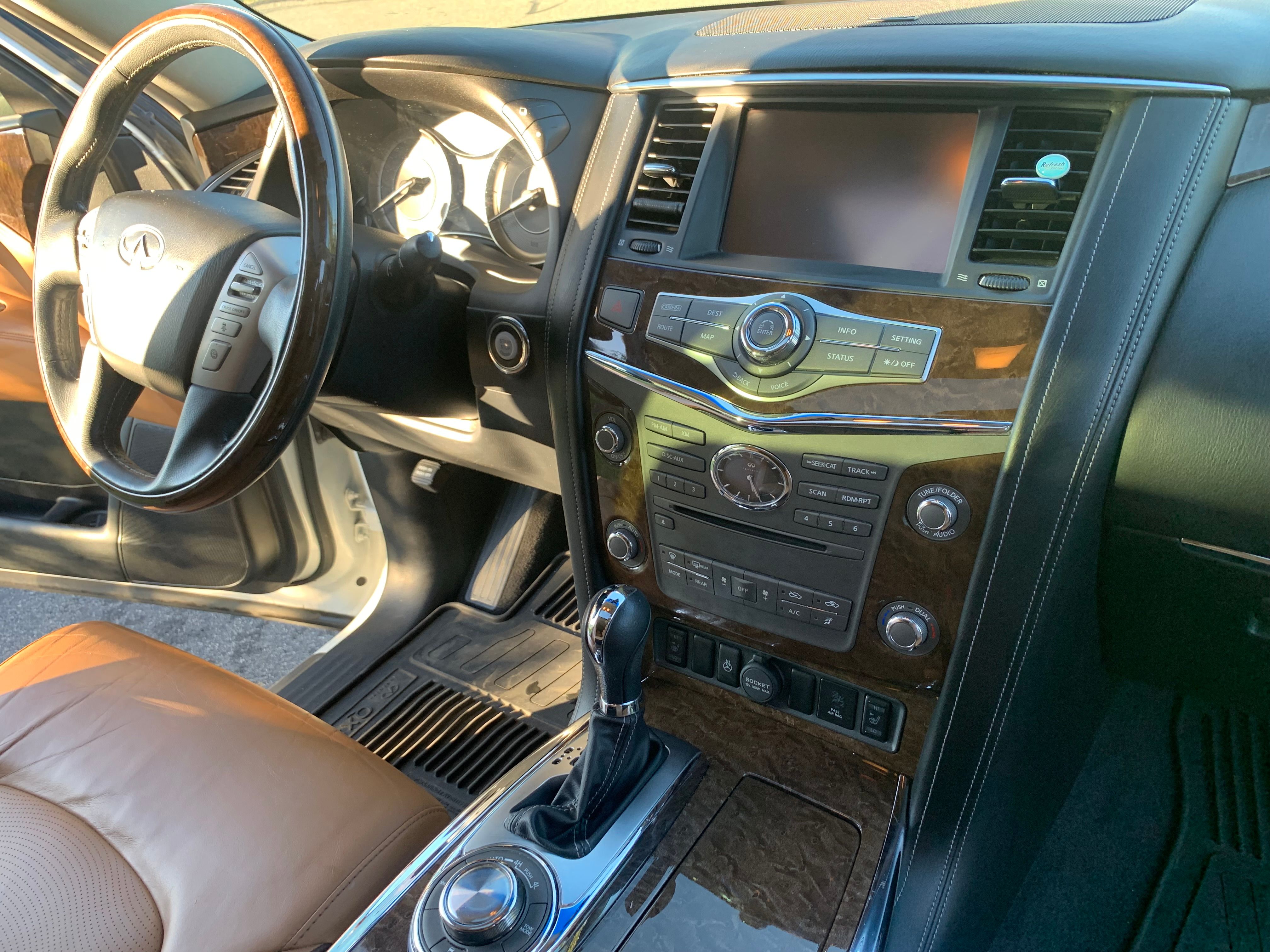 Used 2016 INFINITI QX80 4WD w/ Signature Edition Package image 10