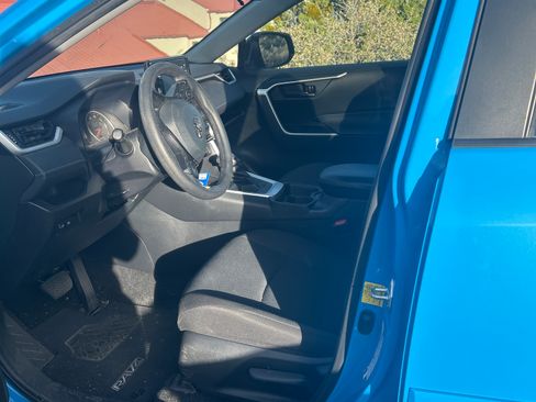 Used 2021 Toyota RAV4 LE w/ Carpet Mat Package (TMS) image 6